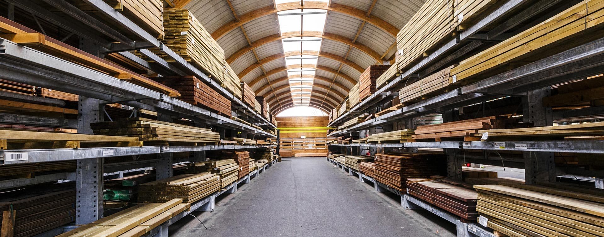 Photo des stocks de produits bois pour l’aménagement extérieur et la construction dans le magasin Vivre en Bois de Toulouse