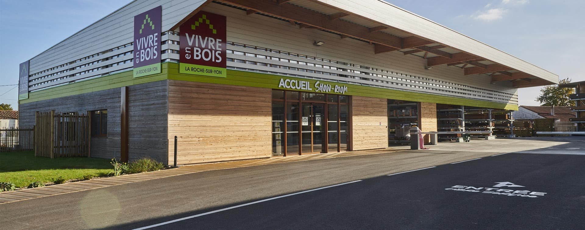 Entrée du magasin et showroom Vivre en Bois La Roche Sur Yon