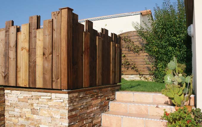 Comment installer une clôture bois sur muret ? | Vivre en Bois Pro
