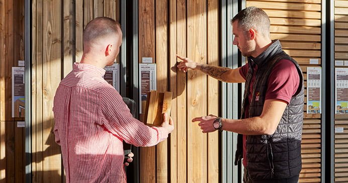 Présentation d’un bardage bois dans le showroom du magasin