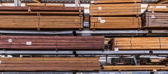 Profitez d’un stock permanent de produits bois dans vos différents magasins Vivre en Bois, pour vos projets d’aménagement extérieur ou de construction