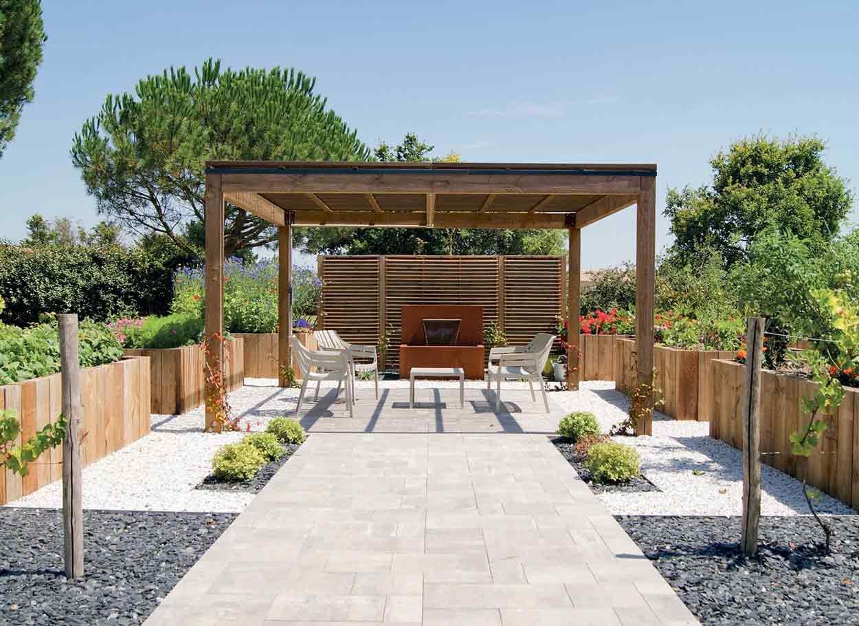 Pergola bois Samana dans un jardin aménagé
